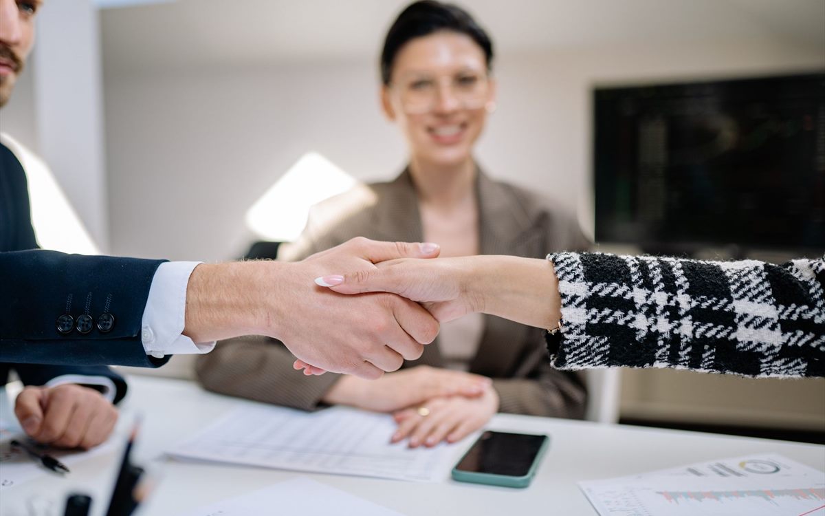 Reunião de fechamento entre a Eretz e um cliente